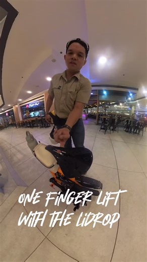One finger lift with the LiDrop To test how light the @lidropph is, I tried lifting it with 1 finger. My water bottle was even full when I did! That’s how lightweight this trifold is. 😊 📹 @insta360 X3 #bikelife #insta360 #insta360x3 #lidropph #lightweightbike | Manila Bike Commuter