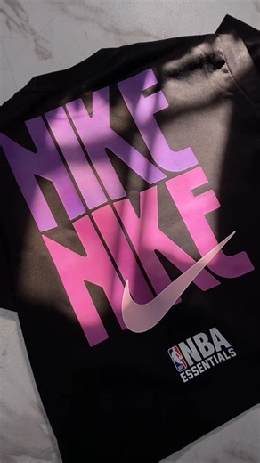 🔥 𝗘𝗫𝗖𝗟𝗨𝗦𝗜𝗩𝗘 𝗡𝗜𝗞𝗘 𝗦𝗛𝗜𝗥𝗧 — 𝗟𝗜𝗠𝗜𝗧𝗘𝗗 𝗢𝗙𝗙𝗘𝗥 🔥 Elevate your everyday essentials with premium craftsmanship and refined details. This isn’t just a shirt — it’s a statement of quality. 🎁 Exclusive Inclusions: • FREE NBA CAP • FREE SHIPPING VOUCHER • FREE SAMPLE TEE 💎 Premium Construction: • 240–250gsm Heavyweight Cotton — substantial, structured, luxurious feel • Tailored Structured Crewneck Fit — clean silhouette • Double Fabric Yoke — enhanced durability & shape reten