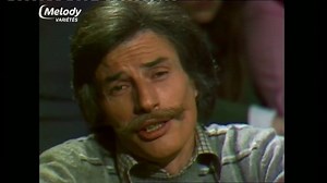 Jean Ferrat "On ne voit pas le temps passer" On se marie tôt à vingt ans et l'on n'attend pas des années Pour faire trois ou quatre enfants Qui vous occupent vos journées Entre les courses la vaisselle, entre ménage et déjeuner Le monde peut battre de l'aile On n'a pas le temps d'y penser Faut-il pleurer, faut-il en rire Fait-elle envie ou bien pitié Je n'ai pas le cœur à le dire On ne voit pas le temps passer Une odeur de café qui fume et voilà tout son univers Les enfants jouent, le mari fume,