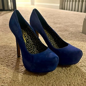 Blue pumps
