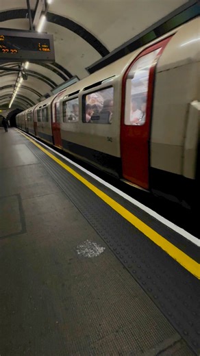 London Underground train #LondonTFL #londonunderground #londontravel #londontrain #londontube #londontransport #london #londonlife #LondonUnitedKingdom #londonuk #londoncity #highlights #friends | Global Adventures
