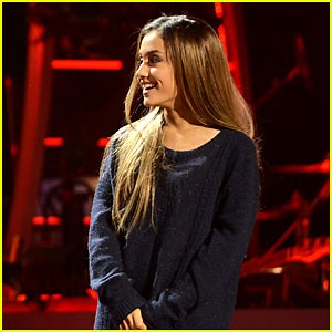 Ariana Grande Skips Her Ponytail Hairstyle on ‘American Idol’