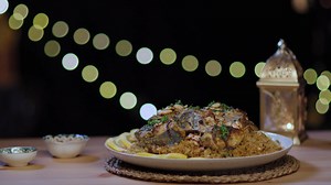 الغداء اليوم على أصوله! 🍽️ سمك كنعد متبل ومقلي مع أرز شهي بنكهة البيت | Fatafeat