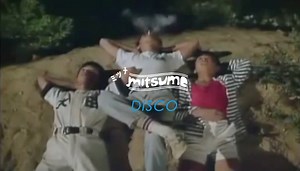 ミツメ mitsume - DISCO 中文字幕MV 無法入眠 是因為與你對上了眼 被你淡淡的表情所吞嚥 背景影片是由台風クラブ這部電影所剪輯而成，影片為youtube上歌迷自行剪輯，是一部含有大量青春主題的電影，既灰暗又詼諧，在這夏季特別容易有驟雨的季節裡觀看會特別有共鳴。 6/08 Deca joins & ミツメ mitsume 台中 | Airhead Records.