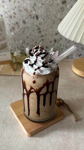 𝐂𝐚𝐟𝐞 𝐏𝐞𝐜𝐞 👩🏻‍🍳 | Java chip frappuccino 🍫✨ never buy at st*rb* anymore bye because boycotts 😚 Ingredients 2 small scoops of vanilla ice cream 1/2 cup... | Instagram