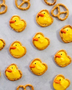 5M views · 8.6K reactions | 勺 Easy Easter treat alert! Almost too cute to eat, these Easter Pretzel Chicks are a quick and easy Easter dessert, ready in under 20 minutes with just a few simple ingredients! The recipe is also on my blog. Combining sweet and salty flavors, all you need are mini pretzels, candy melts, black sprinkles, and orange M&M's or Reese's Pieces. #easterdessert #eastertreats #easydessert | Best Friends For Frosting by Melissa Johnson | Facebook