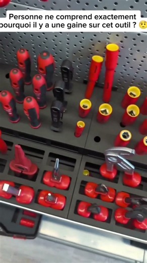 😂 ça serre à quoi ?! c'est complètement ridicule #reaction #humour #astuce #bricolage #renovation