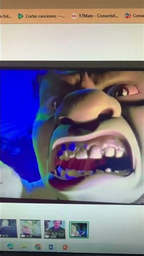 Shrek aterroriza a los campesinos de la aldea