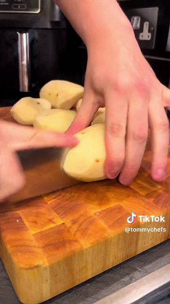 Roast potatoes 🥔 Christmas dinner coming up so you better master these! Ingredients: Maris piper potatoes Duck fat (heat up before placing potatoes) Garlic Rosemary, thyme and salt mix Chicken stock Bit of melted butter to finish #potatoes #roastpotatoes #christmasdinner #roast #foodtok