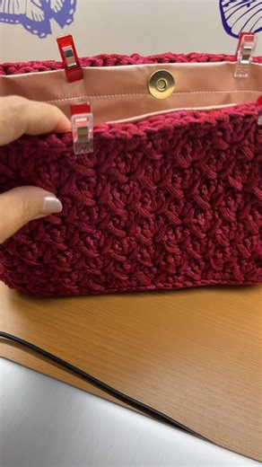 Você faz bolsas lindas, mas trava na hora de forrar? Agora você pode aprender a forrar com acabamento profissional — até sem costura! | Cestos Perfeitos