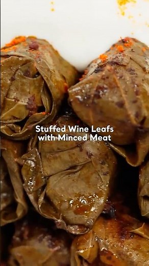 Learn how to make stuffed vine leaves with minced meat, a classic Turkish recipe.
