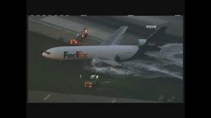 フェデックス貨物機(DC-10)が着陸後炎上(米 10/28)