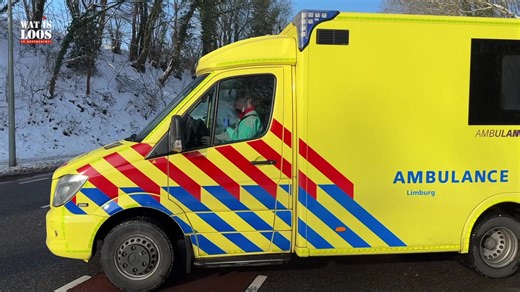 13K views · 69 reactions | KETTINGBOTSING TUSSEN MEERDERE AUTO’S Vrijdagmiddag omstreeks 12:05 uur kregen de hulpdiensten een melding van een aanrijding op de Cabergerweg. Door onbekende oorzaak kwamen vier auto’s met elkaar in botsing. Twee personen zijn gecontroleerd door ambulancepersoneel niemand hoefde mee naar het ziekenhuis. De Cabergerweg was enige tijd afgesloten door het ongeval. | Wat is loos in Mestreech? | Facebook