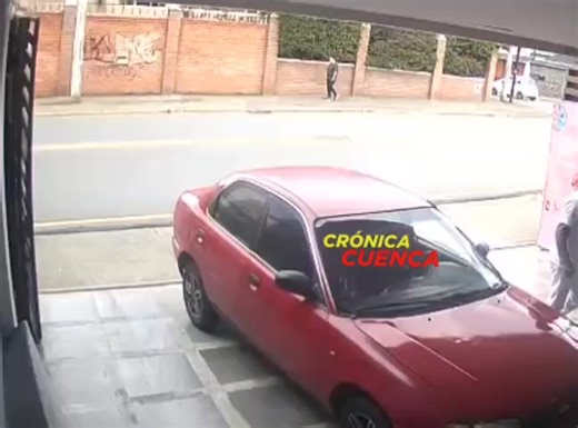 409K views · 2.5K reactions | ATENCIÓN  Observe el modus operandi de esta organización delincuencial dedicada a robar bajo la modalidad "descuido" en varios sectores de #Cuenca. Este intento de robo se registró en la zona de #Totoracocha. Tenga precaución ⚠️ | CrónicaCuenca | Facebook