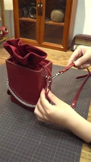 Babylon Leather on Instagram: "Factory-made gifts look perfect. They just don’t feel personal. By making it yourself, you transform premium leather into something emotionally irreplaceable. This piece will never be replicated—because no one else has your hands, your rhythm, your intention. That’s real exclusivity. 🎁Secure 20% savings by Jan 5. www.babylonleather.com #asmr #leathercraft #hamdmade #sewingbag #diybagmaking #diyleatherbag #leather #babylonleather #diy"