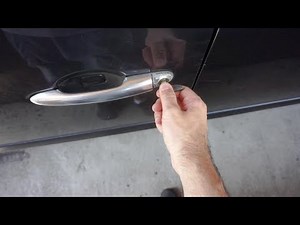 Renault Espace - Opening/Closing the driver's door using the Mechanical Key (CR2025, 3V)