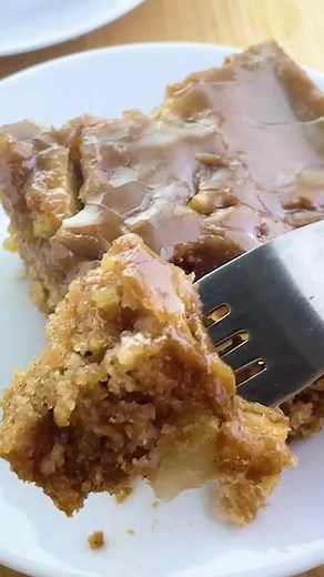 This vegan apple cake has all the right spices, apples baked right in, and a delicious caramel topping. #veganbaking #applecake #namelymarly