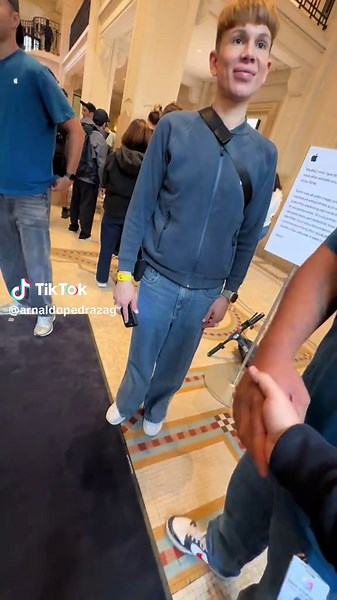 iPhone 17 Pro Max Experience in Paris