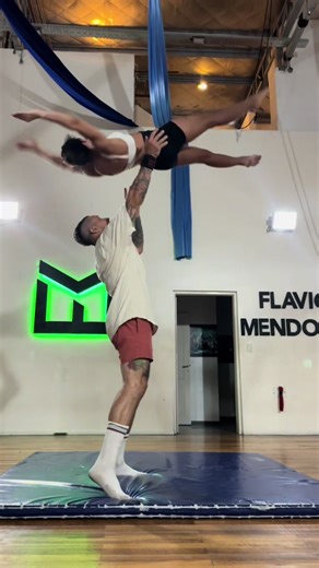 Probando trucos con @lu@ @acro.fusion @acro.fusion @acro.fusion #duo #acro #danza #acrodance #parat