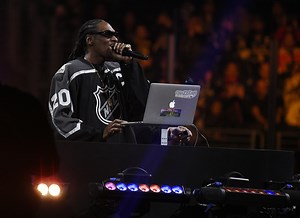 Snoop Dogg wears Canadiens legend Chris Nilan's Habs jersey during Montreal show; also meets with enforcer Georges Laraque