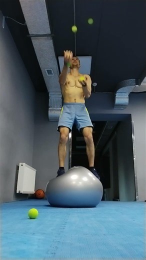 juggle with 4 balls on a fit ball. #jugglingballs #4balljuggling #circus