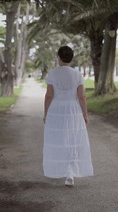 Mujer que camina lejos en un: video de stock (totalmente libre de regalías) 3985744505 | Shutterstock