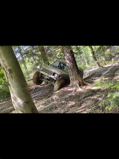 Gdy w jamie zejdzie opona 😁 @OFF ROAD BIESZCZADY🧯🇵🇱 @CJ2a @kowal #dc #fyp #offroad #bieszczady #landrover