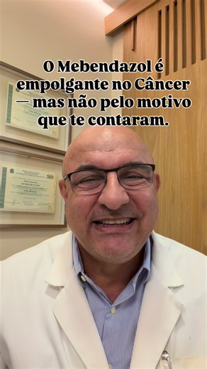 Jose A Nasser on Instagram: "O Mebendazol é empolgante no Câncer— mas não pelo motivo que te contaram. Ele não chama atenção apenas por possíveis sinergias com imunoterapias modernas. O ponto central é outro: o Mebendazol é imunomodulador. No microambiente tumoral, células imunes mieloides como macrófagos e neutrófilos são recrutadas em massa. Mas recrutamento não significa ataque ao tumor. O câncer é especialista em reprogramar essas células, transformando defesa em suporte: inflamação crônica,