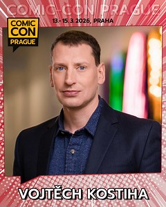 🇨🇿 Na Comic-Con Prague 2026 dorazí také VOJTĚCH KOSTIHA – jeden z nejzkušenějších českých překladatelů audiovizuální tvorby. 🤩 Vojtěch Kostiha má na kontě více než 2 000 přeložených audiovizuálních děl – od hraných a animovaných filmů přes seriály až po dokumenty a muzikály. Podílel se na českých verzích titulů ze světů Marvelu, Star Wars či Pixaru a od 21. řady překládá také legendární seriál Simpsonovi. 🎬🎙️📽️📺 Na Comic-Conu Prague se s ním můžete těšit na program, ve které se podíváme z