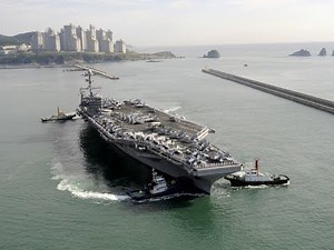 原子力空母「ジョージ・ワシントン」搭乗＝ドック型揚陸艦も公開