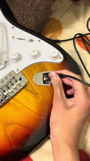 ギターにアンプ専用のケーブルを挿すときの音が癖になります￼#ギター #asmr #ショート #エレキギター初心者