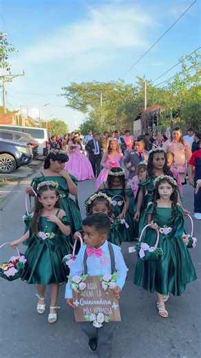 Caminata por el pueblo. ✨🩷 #15años #fyp #pueblo #momentos #vestido