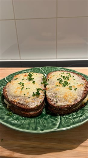 𓆉 𝕄•𝕒•𝕣•𝕚•𝕒•𝕞 𓆉 | French Croque Monsieur revisited in the way 💗 Ingredients : • bread • fresh cream • emmental or mozzarella cheese • caramelized onion... | Instagram