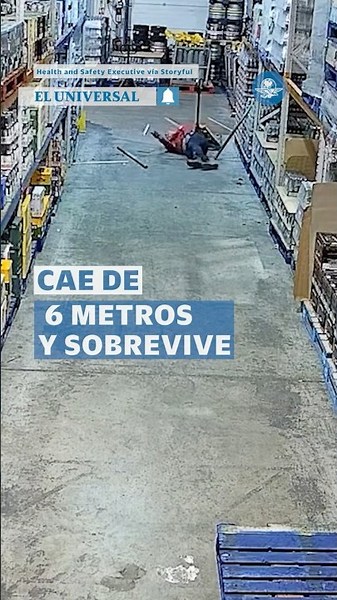 Trabajador cae 6 metros del techo de un almacén y sobrevive de milagro #shorts