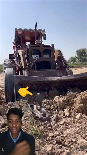मिट्टी के बकेट में सांप आ गया #automobile #xcavator #machinerychannel tractor bucket mein sap a Gaya