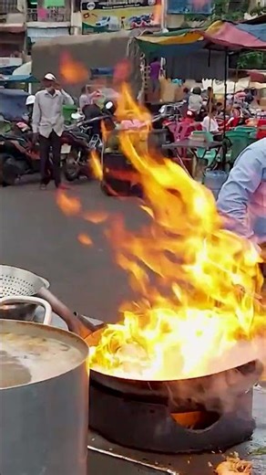 Amazing Wok Skills in Cambodia #cambodianfoodtour #streetfood #food