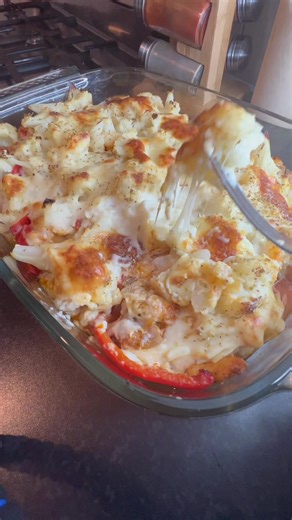 Bloemkoolgratin met kipfilet Ingrediënten: 1 bloemkool Kipmengsel: 300 g kipfilet 4 teentjes knoflook 1 gele ui 1 rode paprika 1/2 tl kipkruiden 1/2 tl zwarte peper 1/2 tl paprikapoeder Zout naar smaak 4 el olijfolie Bechamelsaus: 50 gr boter 1 el bloem 500 ml melk Peper 150 g geraspte mozzarella Verhit de olijfolie in een koekenpan op middelhoog vuur. Voeg de kip toe en bak 2-3 minuten. Voeg de knoflook, ui, paprika, kipkruiden, zwarte peper, zout en paprikapoeder toe. Kook 10 min. Maak de bloe
