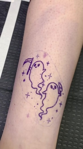 Teeny ghosts for their first tattoo ✨ #laluztattoo #spookytattoos #ghosttattoos #cuteghosts #babyghosts #halloweenvibes #halloweentattoos #halloweenforever #spookyseason