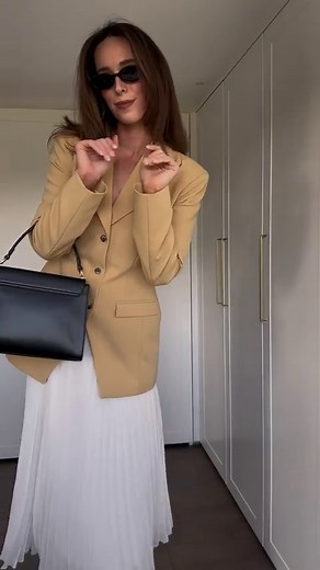 This audio 👌🏼😂 Day 3 of 30 Days of Autumn Outfits 🍂 Outfit links in stories & bio https://liketk.it/4kds9 🤍 Blazer @riverisland Skirt @hm Heels @riverisland Bag @marksandspencerireland Sunglasses @lespecs . . . #ootd #30daysoutfitschallenge #minimalfashion #minimalstyle #oldmoneyaesthetic #oldmoneystyle #classicstyle #outfitinspo #styleinspo #autumnoutfit | Ciara O Doherty