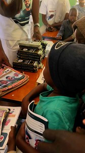 Yarinya marainiya a cikin daya daga cikin gidajen kula da marayun Kano, ke rera taken Nigeria, yayin karbar kayan tallafin karatu gada Hon Nasir Bala Aminu Ja’oji | Abdullahi Yusuf Fagge