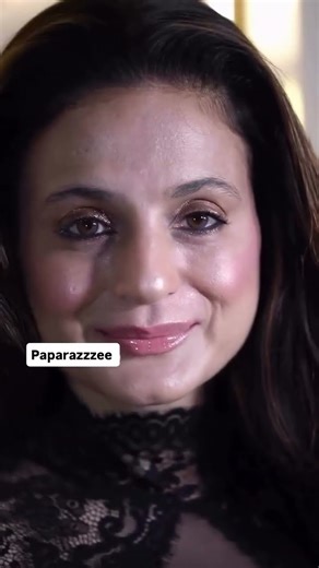 Ameesha Patel hot cleavage and stunning looks