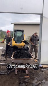 This greenhouse has been sitting half-used for way too long. It’s one of those projects that kept getting pushed because… life 😆 This summer we finally built raised beds with leftover lumber (live edges and all), and this weekend it was time to actually fill them. Family work day, dirt everywhere, cold tiny hands — the good kind of tired. The plan is sweet peas and pansies in here, and maybe I’ll squeeze in some anemones and ranunculus too! For now we’ve got hoses running for irrigation, but ev
