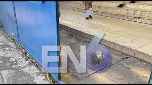 #EN6 | La directora y el personal del Instituto Salvadoreño Albert Camus recibieron a los estudiantes verificando el cumplimiento de los nuevos lineamientos disciplinarios enviados por la ministra de Educación, Karla Trigueros. 🔹 Uniforme limpio y ordenado 🔹 Corte de cabello adecuado y presentación personal correcta 🔹 Ingreso en orden con saludo respetuoso Vía: Ingrid Castellanos. | El Noticiero