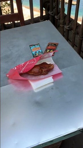 インパしてすぐロストリバークックハウスで【スパイシースモークチキンレッグ】買ってみた🩵2種類のソースもね🍗 #ディズニーシー #ロストリバーデルタ