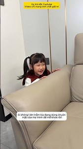 Cô bé phát hiện tên bắt cóc lén lút vào nhà