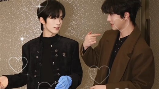 邱一整个互动都跟自己的大衣相安无事，结果指着自己问星吃不吃，星回答吃之后突然就开始扯大衣了，备菜这么神速哇，传下去，妈咪打算把自己当礼物送了，哇哦～