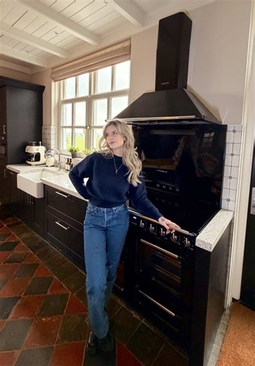 AD | Onze droomkeuken is af en helemaal compleet! Ik had mij geen beter resultaat kunnen wensen en alles voelt helemaal compleet met de iconische apparaten van Smeg 😍 @smegstoreamsterdam Goed nieuws: met code ONNEDI30 krijg je nu bij Smeg 30% korting op kleinhuishoudelijke apparaten en 20% korting op groothuishoudelijke apparaten.