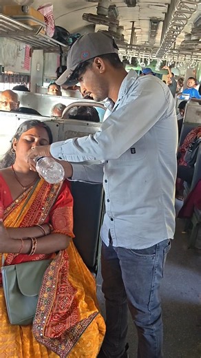 train mein water prank 😂😍