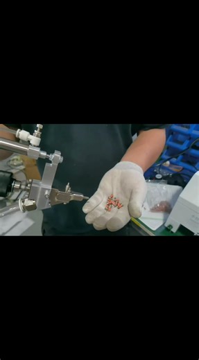 Hand-held screw assemble and tightening machine