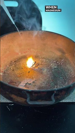 Water on a Magnesium Fire #Shorts #Chemistry